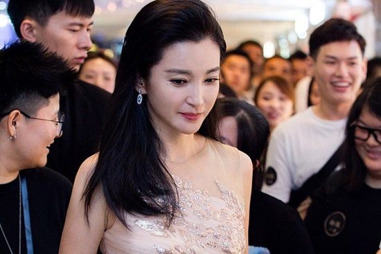 Lý Băng Băng tuổi 46 xinh đẹp, trẻ trung khi yêu bạn trai kém tuổi hơn