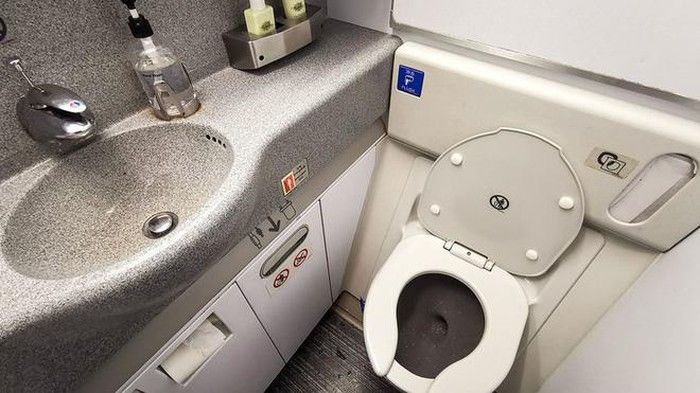 Không đi vệ sinh khi máy bay cất, hạ cánh vì khi gặp sự cố sẽ mắc kẹt