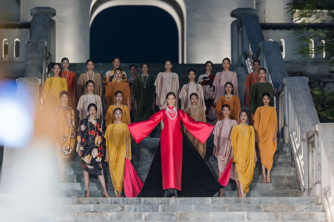 Mai Phương Thúy catwalk quyền lực hóa thân thành hoàng hậu