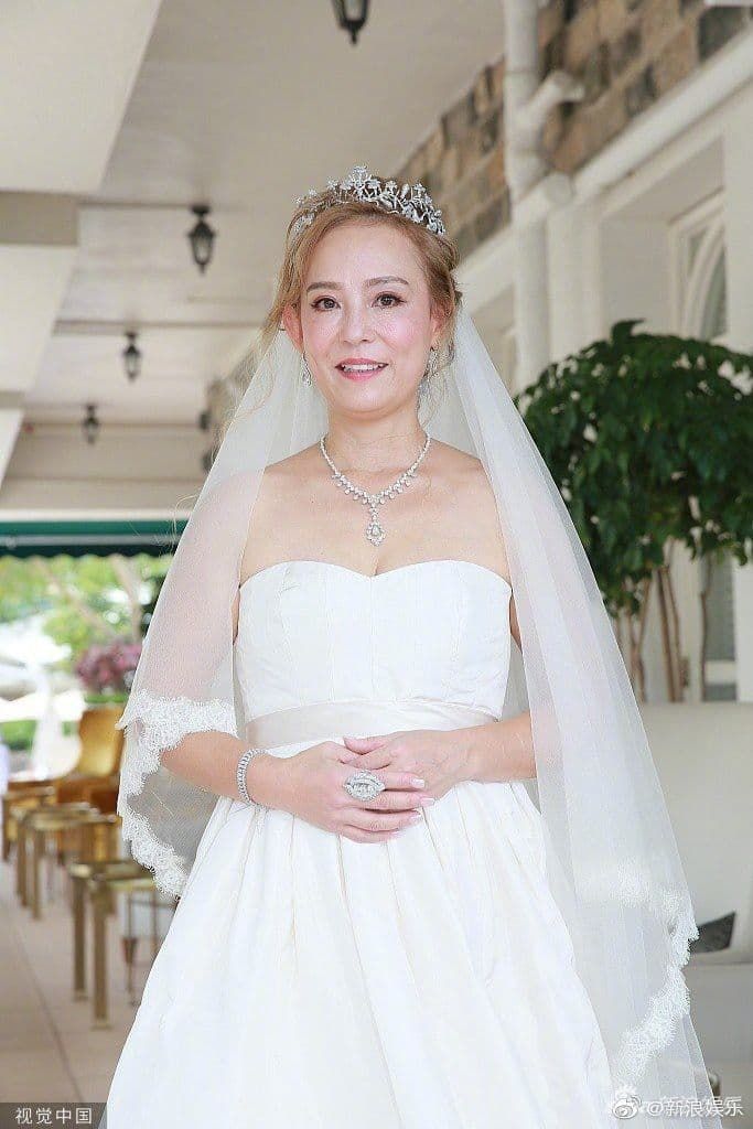 Mỹ nhân gốc Việt lấy chồng tỷ phú: Em gái Cẩm Ly sống như bà hoàng