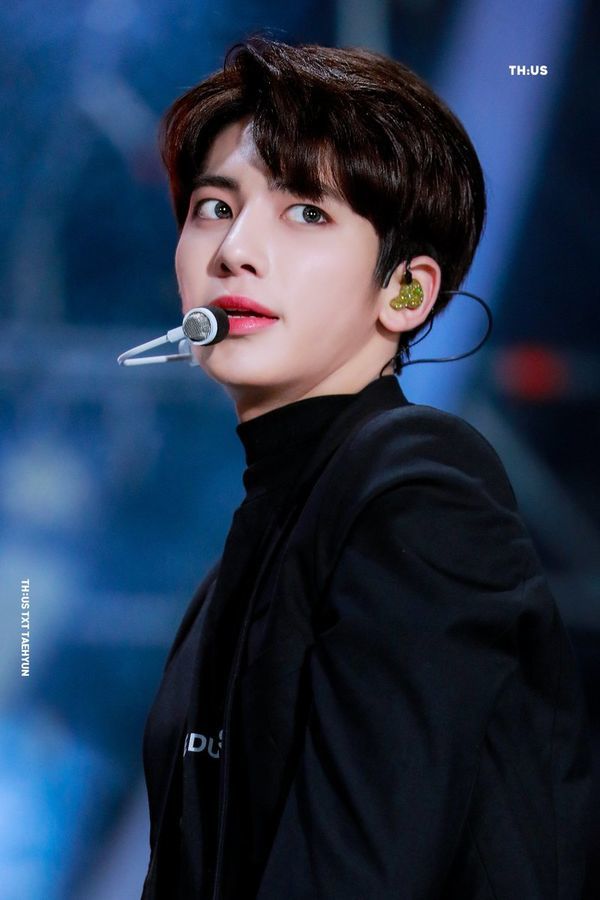 Nam idol sở hữu đôi môi dày quyến rũ: Nhìn D.O. (EXO), Jin (BTS) fangi
