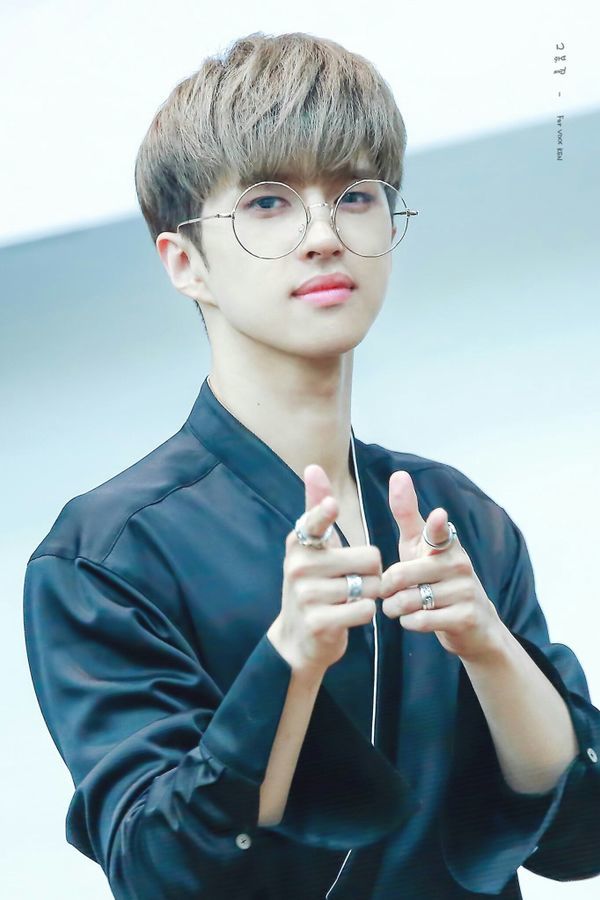 Nam idol sở hữu đôi môi dày quyến rũ: Nhìn D.O. (EXO), Jin (BTS) fangi