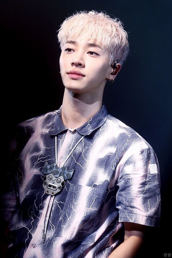 Nam idol sở hữu đôi môi dày quyến rũ: Nhìn D.O. (EXO), Jin (BTS) fangi