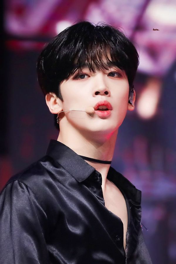 Nam idol sở hữu đôi môi dày quyến rũ: Nhìn D.O. (EXO), Jin (BTS) fangi