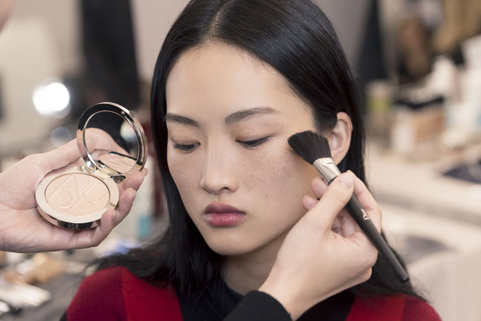 Tẩy trang đều đặn, đúng cách là tha hồ makeup, mụn chẳng mọc nổi