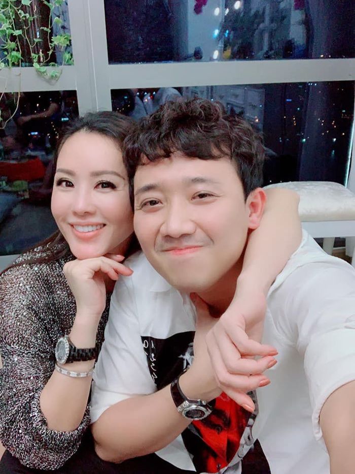 Nhã Phương lấp ló bầu ngực, Angela Phương Trinh khoe cơ bụng săn chắc