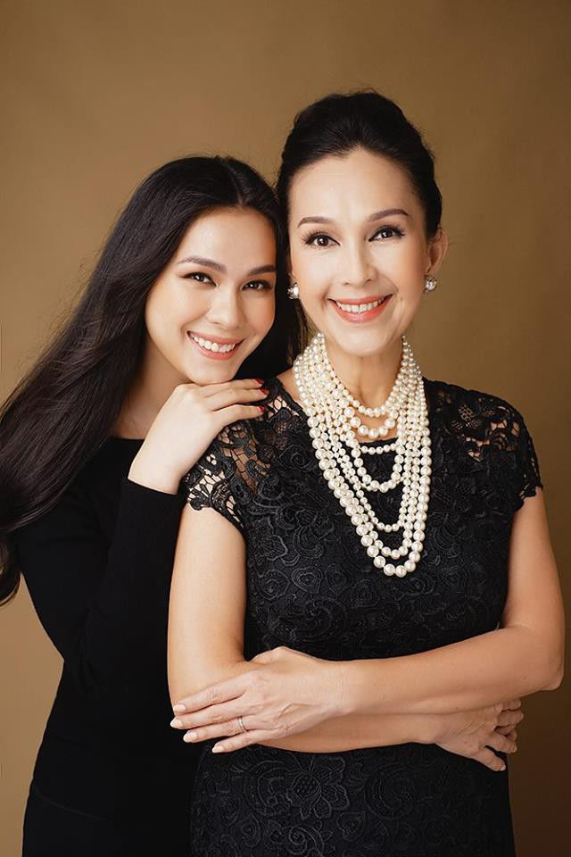 Những cặp mẹ con đình đám toàn hot girl - hot mom có tiếng