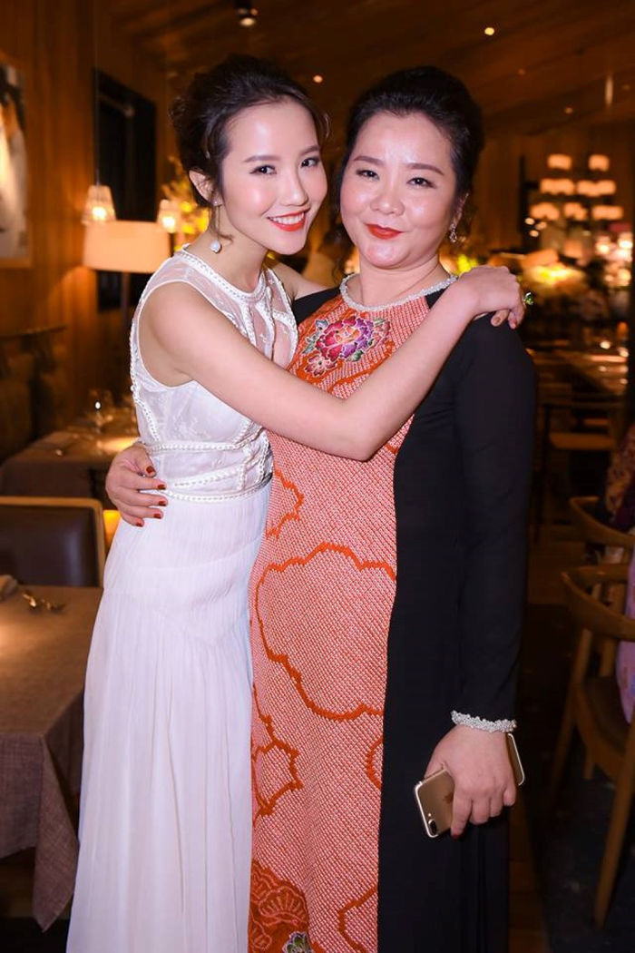 Những cặp mẹ con đình đám toàn hot girl - hot mom có tiếng