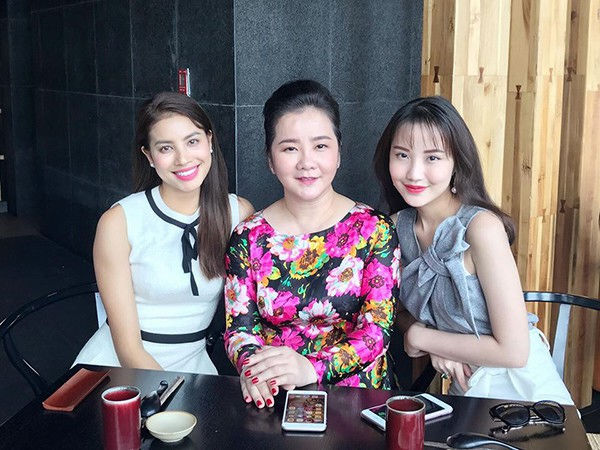 Những cặp mẹ con đình đám toàn hot girl - hot mom có tiếng