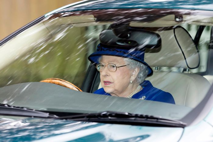 Những đặc quyền thú vị của Nữ hoàng Elizabeth II