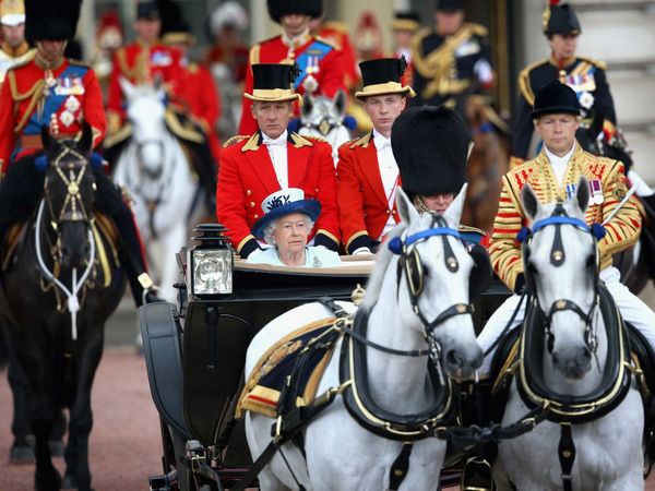 Những đặc quyền thú vị của Nữ hoàng Elizabeth II