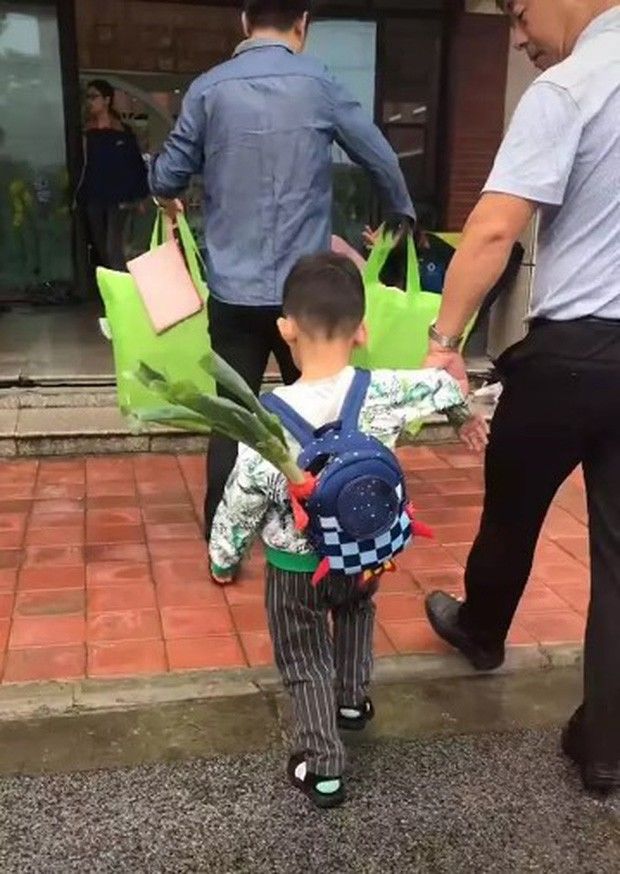 Ông nội gây bất ngờ khi tặng cháu hành tây trong ngày đi học đầu tiên