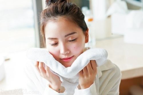 Phái nữ muốn khỏe đẹp dừng ngay thói quen sơn móng tay, gội đầu trễ