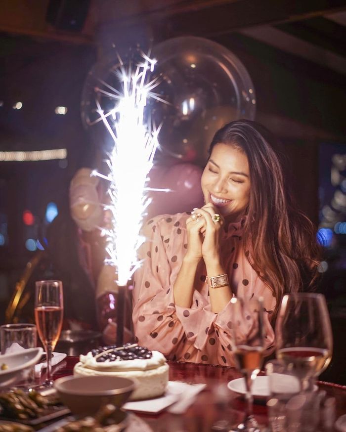 Ảnh hot sao Việt: H'Hen Niê quên nội y