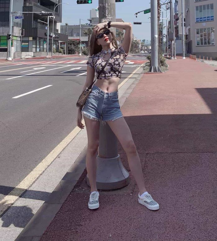 Ảnh hot sao Việt: H'Hen Niê quên nội y
