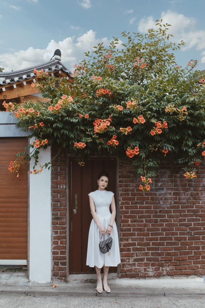 Phong cách sao Việt: Thu Quỳnh diện đầm trắng gợi cảm
