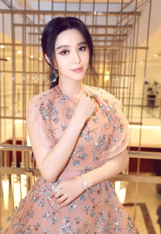 Quá khứ khổ tứ bề: Phạm Gia chỉ uống nước lọc, Bá Chi phục vụ bàn