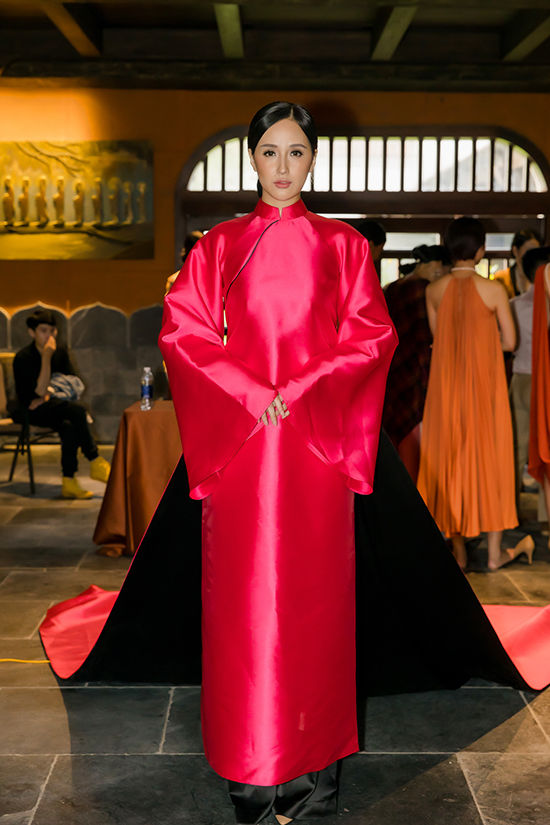 Mai Phương Thúy catwalk quyền lực hóa thân thành hoàng hậu