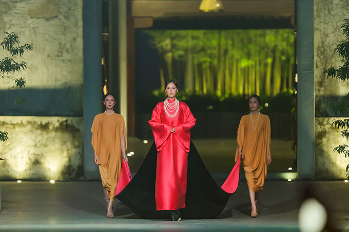 Mai Phương Thúy catwalk quyền lực hóa thân thành hoàng hậu