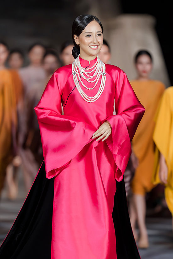 Mai Phương Thúy catwalk quyền lực hóa thân thành hoàng hậu