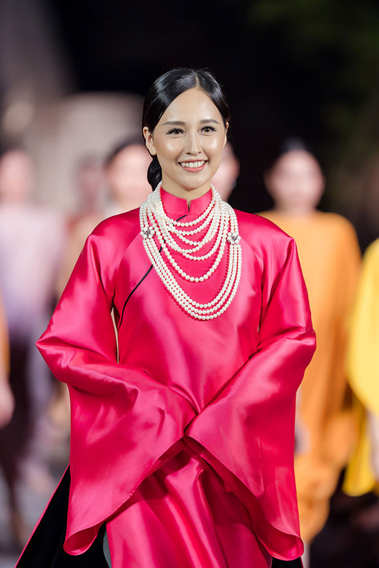 Mai Phương Thúy catwalk quyền lực hóa thân thành hoàng hậu