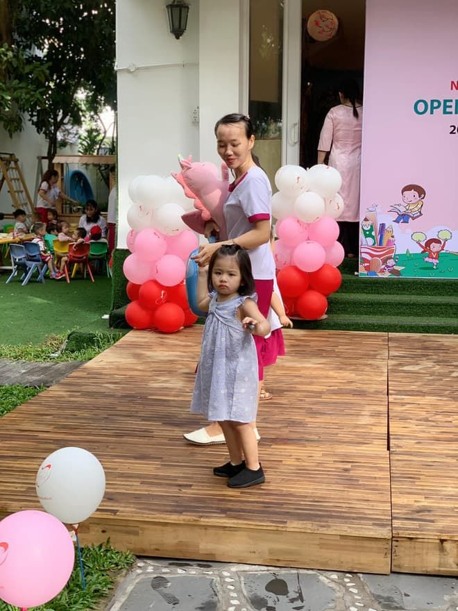Sao Việt đưa con đến trường nhập học ngày đầu năm