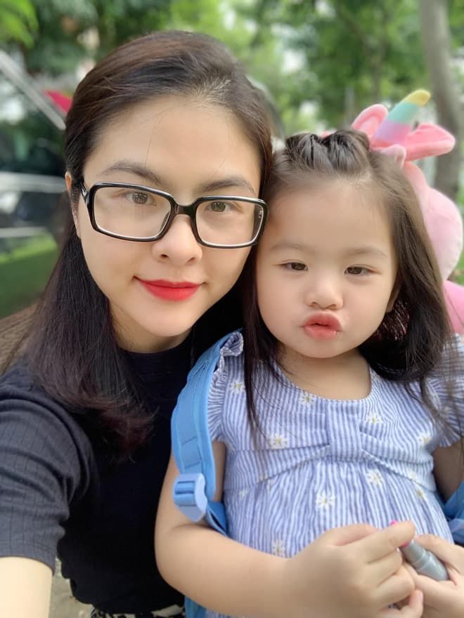 Sao Việt đưa con đến trường nhập học ngày đầu năm
