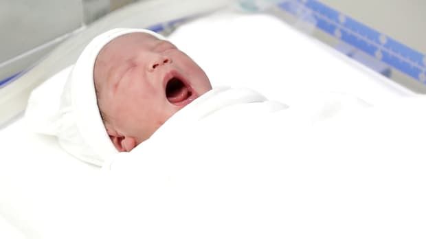 Sau 2 tuần sinh con gái, Lê Phương chính thức công khai mặt công chúa