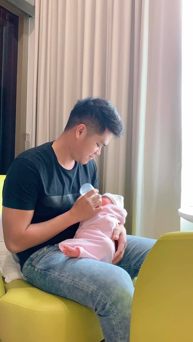 Sau 2 tuần sinh con gái, Lê Phương chính thức công khai mặt công chúa
