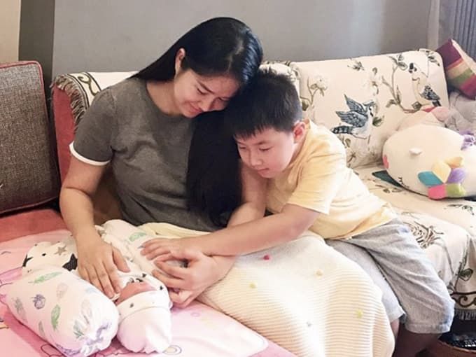Sau 2 tuần sinh con gái, Lê Phương chính thức công khai mặt công chúa