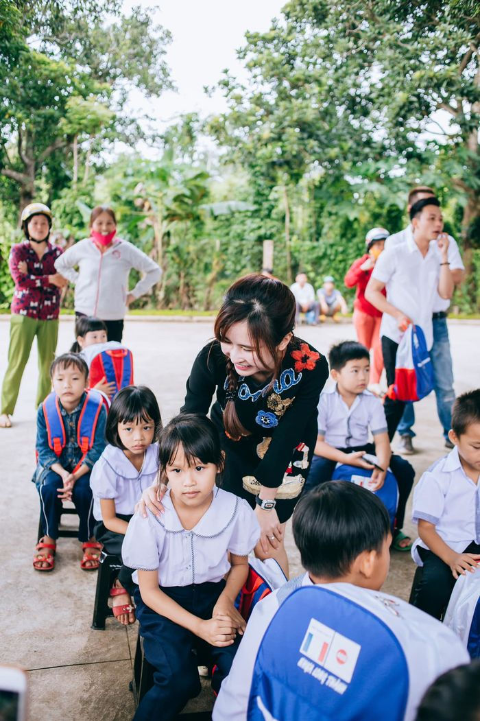 Sau loạt thị phi, Mina Phạm ghi điểm khi đi từ thiện cùng Minh Nhựa