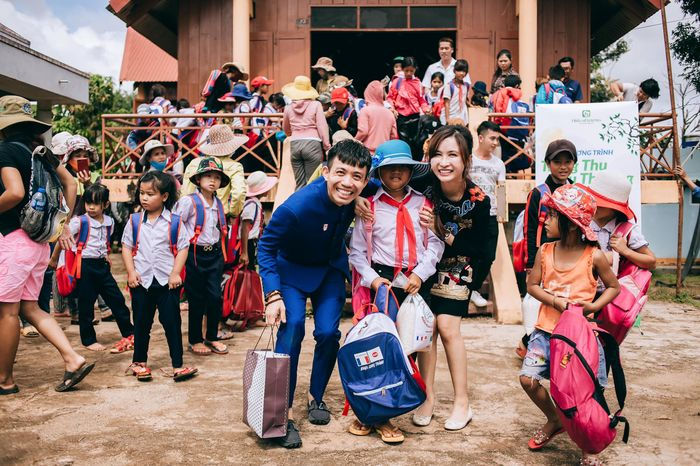 Sau loạt thị phi, Mina Phạm ghi điểm khi đi từ thiện cùng Minh Nhựa