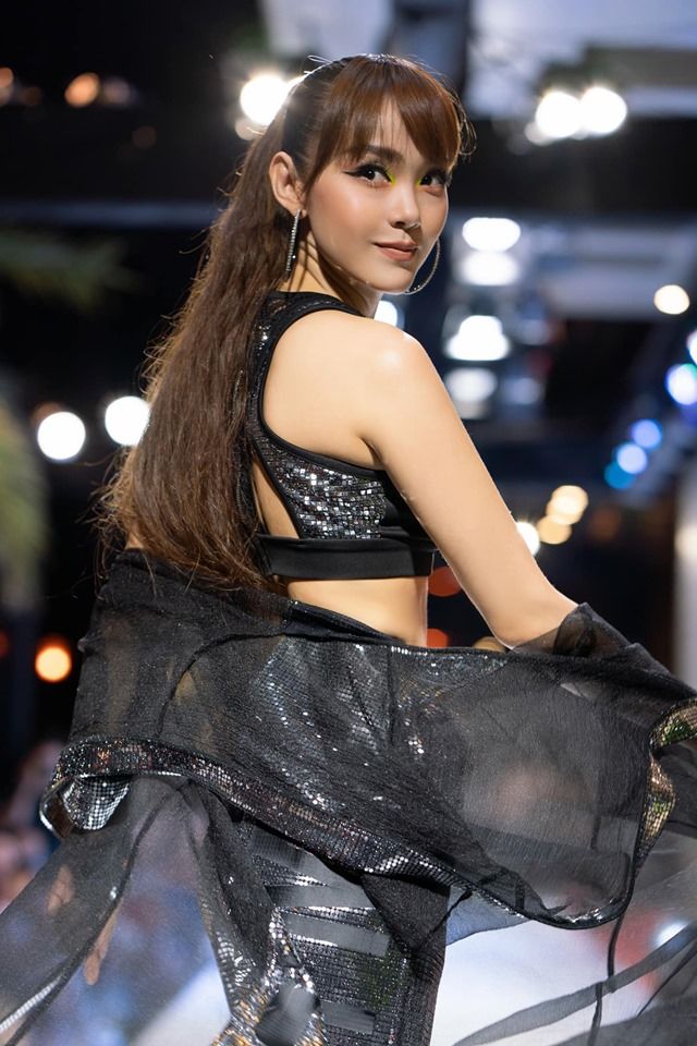 Sau màn nhào lộn thảm họa, Minh Hằng suýt vấp té trên sàn catwalk
