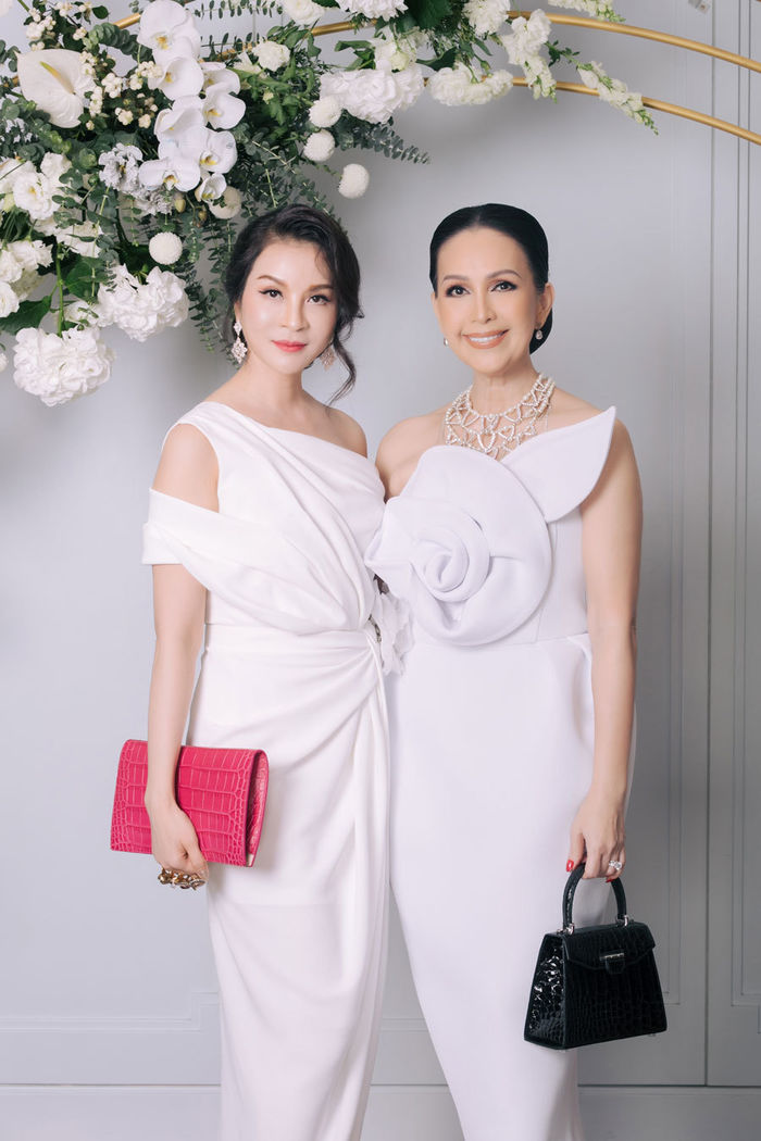 Sau nhẫn kim cương bạc tỷ, Diễm My được chồng tổ chức tiệc kỷ niệm