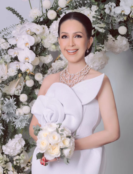 Sau nhẫn kim cương bạc tỷ, Diễm My được chồng tổ chức tiệc kỷ niệm