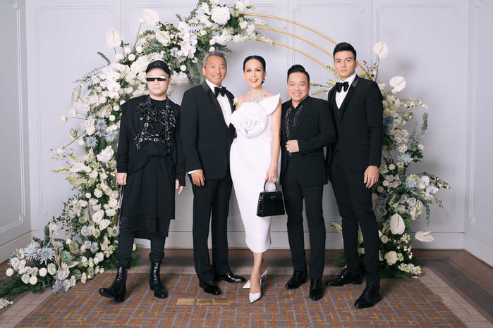 Sau nhẫn kim cương bạc tỷ, Diễm My được chồng tổ chức tiệc kỷ niệm