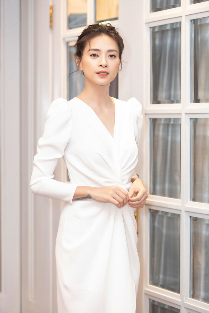 Sau nhẫn kim cương bạc tỷ, Diễm My được chồng tổ chức tiệc kỷ niệm