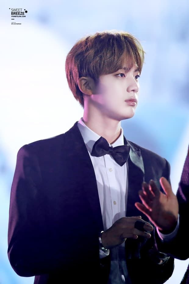 Sehun (EXO), Jin (BTS) từng được tuyển chọn trên đường vì ... quá đẹp