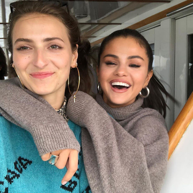 Selena Gomez shows off her unblemished bare face, still radiantly "laughing"