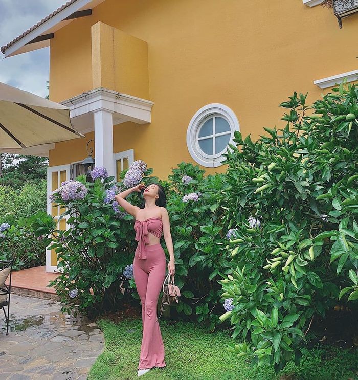 Sĩ Thanh dù bé hạt tiêu nhưng rất chuộng phong cách sexy, gợi cảm
