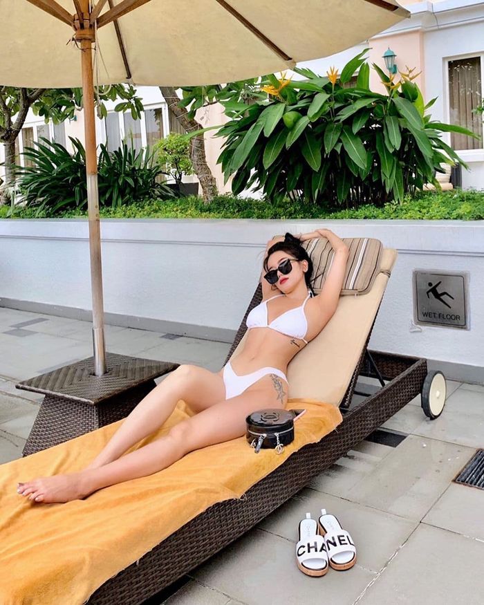 Sĩ Thanh dù bé hạt tiêu nhưng rất chuộng phong cách sexy, gợi cảm