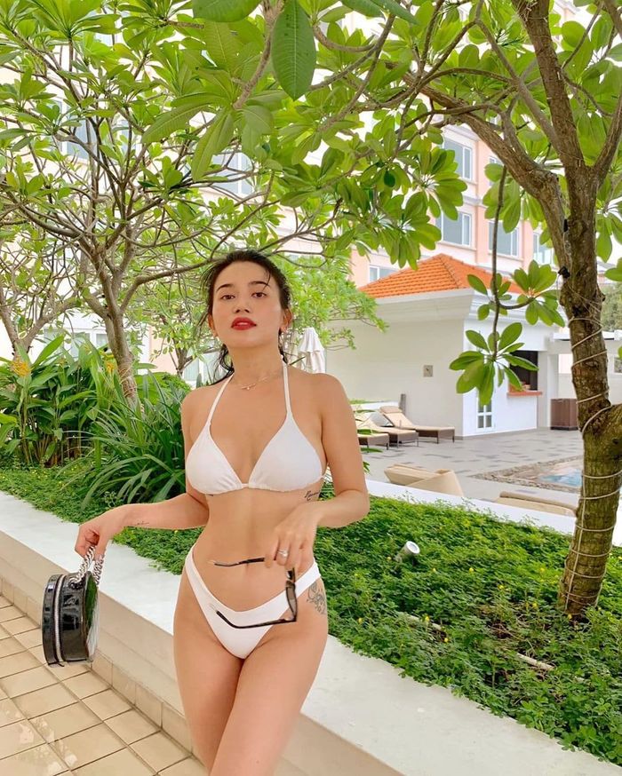 Sĩ Thanh dù bé hạt tiêu nhưng rất chuộng phong cách sexy, gợi cảm