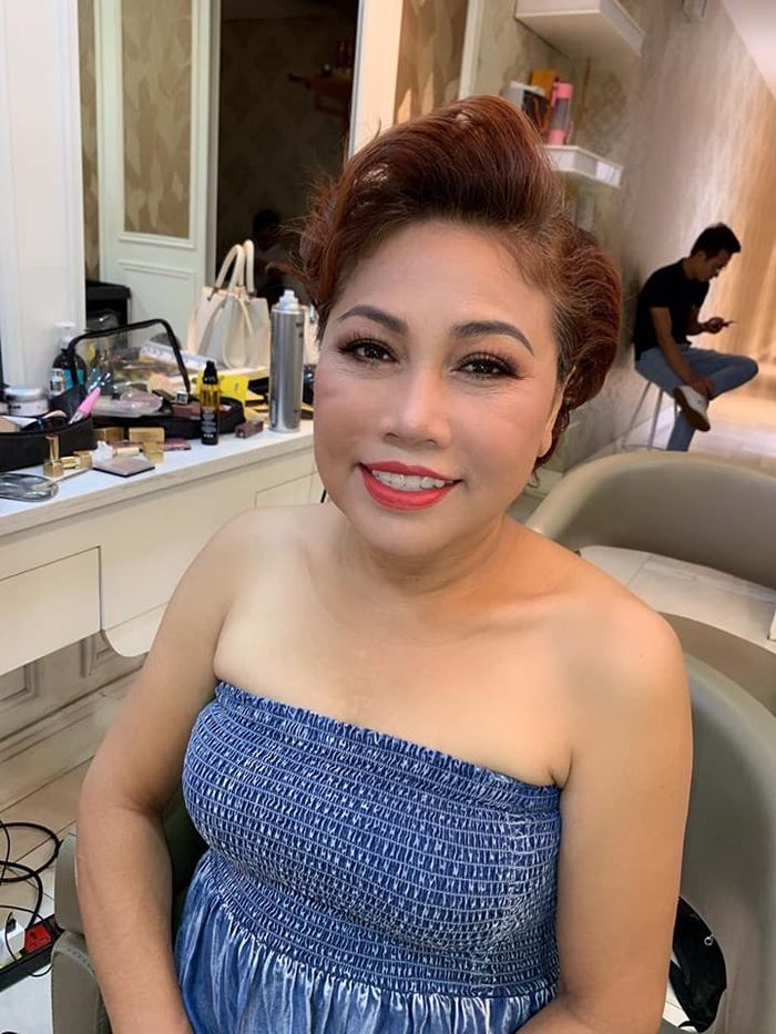 Ảnh hậu trường của Siu Black gây sốt vì họa mi mặc váy cúp ngực sexy