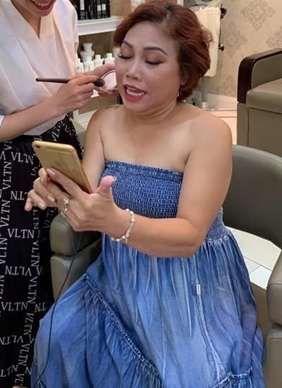 Ảnh hậu trường của Siu Black gây sốt vì họa mi mặc váy cúp ngực sexy