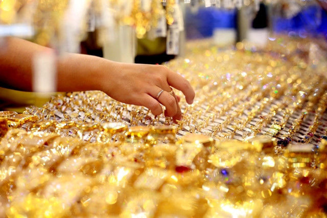 Thôi không phải lo nữa, vàng đã giảm để anh em an tâm cưới vợ rồi!