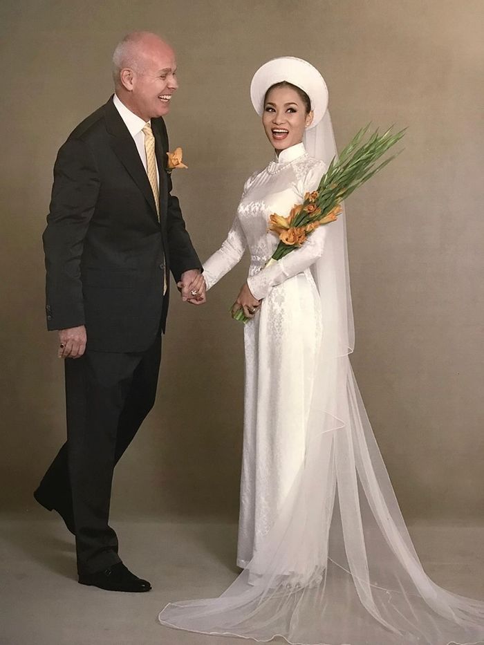 Thu Minh lần đầu khoe ảnh cưới bên đại gia đình chồng Tây