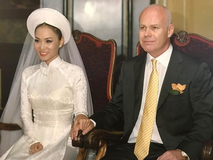 Thu Minh lần đầu khoe ảnh cưới bên đại gia đình chồng Tây