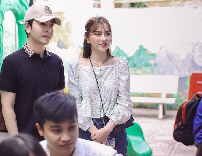 Thu Thủy cùng chồng trẻ đưa Henry đi dự lễ khai giảng