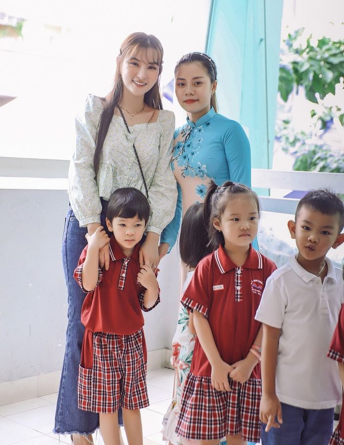 Thu Thủy cùng chồng trẻ đưa Henry đi dự lễ khai giảng