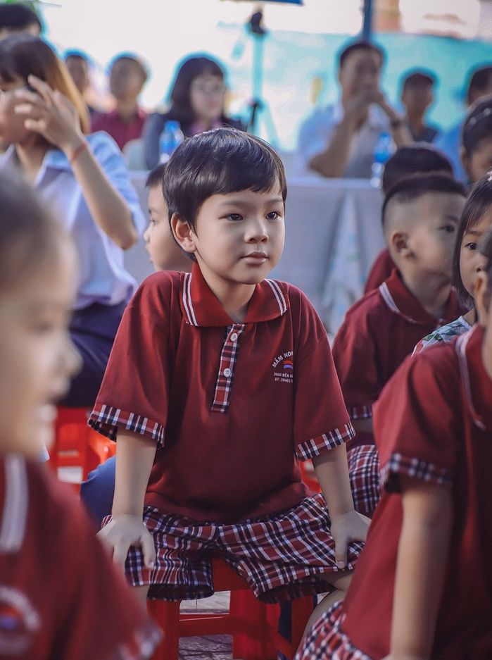 Thu Thủy cùng chồng trẻ đưa Henry đi dự lễ khai giảng